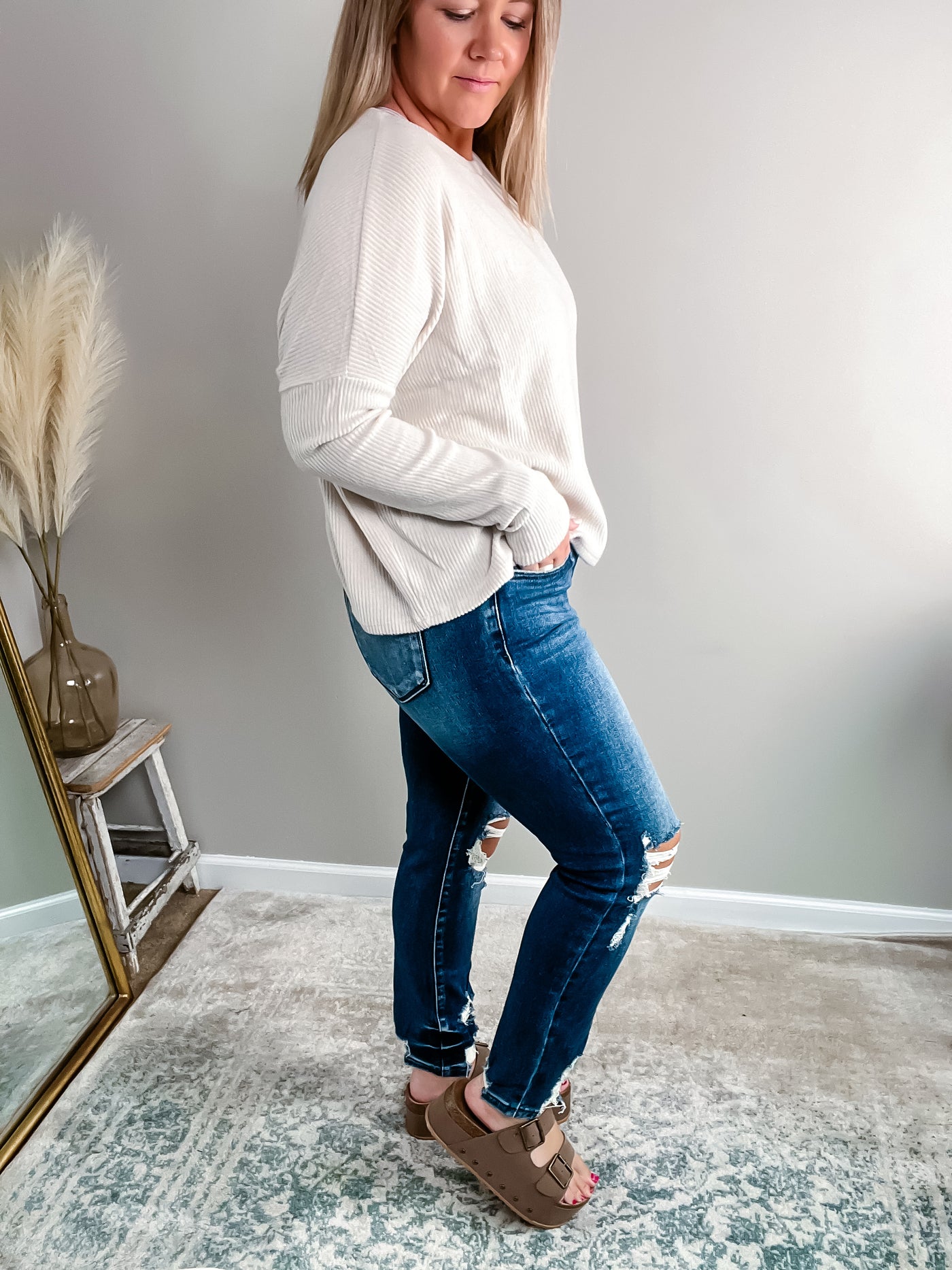 Kylie Mid-rise Distressed Skinny Jeans (Petra153)